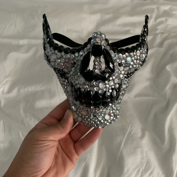 Rhinestone studded skeleton mask - Picture 4 of 5